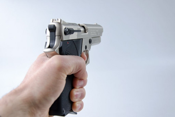 Apontando arma de fogo