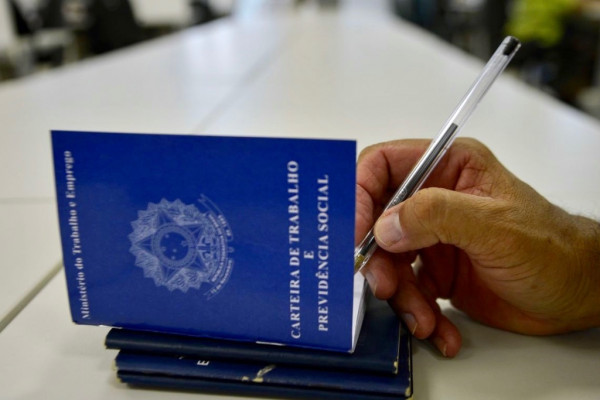 Assinando carteira de trabalho