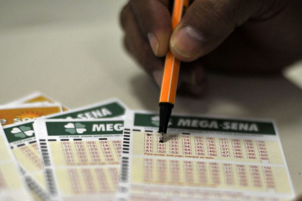 Apostador marcando o bilhete da Mega-Sena
