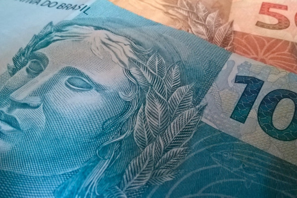 Cédulas de 100 e 50 reais