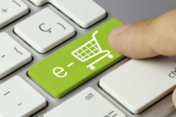 Uma pessoa pressionando a tecla de um teclado para computador que representa o e-commerce