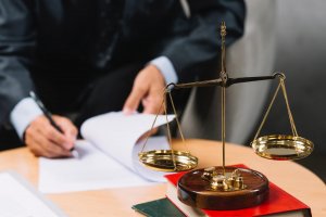 Juiz assina sentença