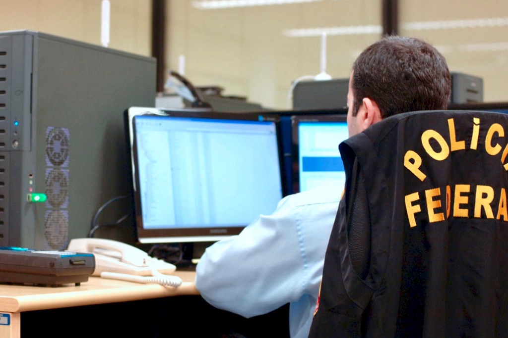 Policial Federal usando o computador