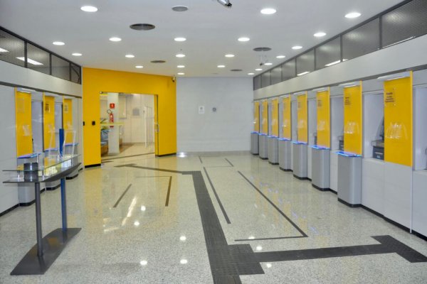 Espaço de caixas eletrônicos de uma agência bancária