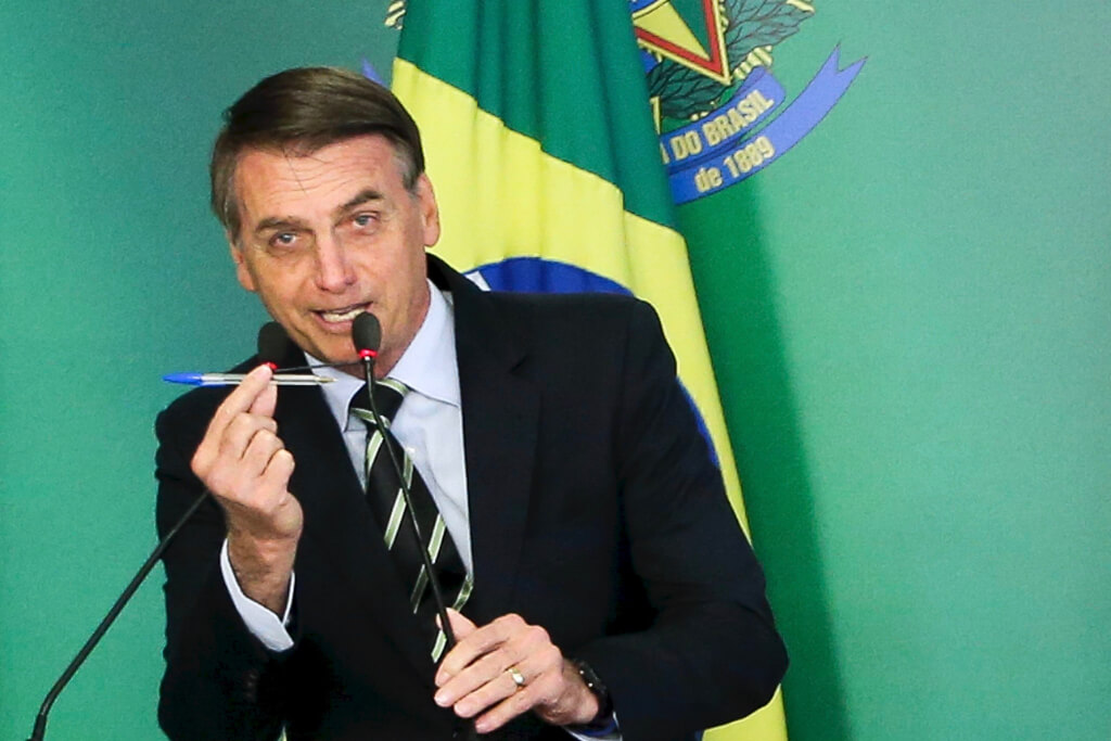 Decisão de Bolsonaro pode provocar afastamentos na Petrobras 1 bolsonaro caneta