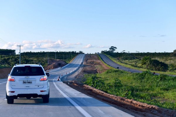 Carro trafega pela BR-101 em Sergipe