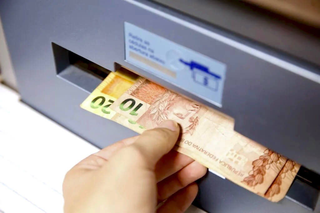 Aracaju anuncia pagamento aos servidores 1 Sacando dinheiro do caixa eletrônico
