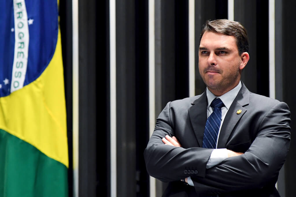 Flávio Bolsonaro perde 6 pontos após áudio, aponta pesquisa 1 Senador Flávio Bolsonaro