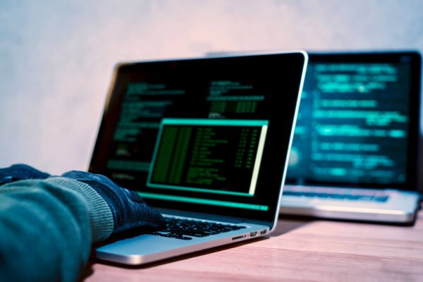 Hacker utilizando computador