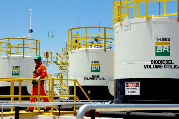 Petroleiros durante o trabalho