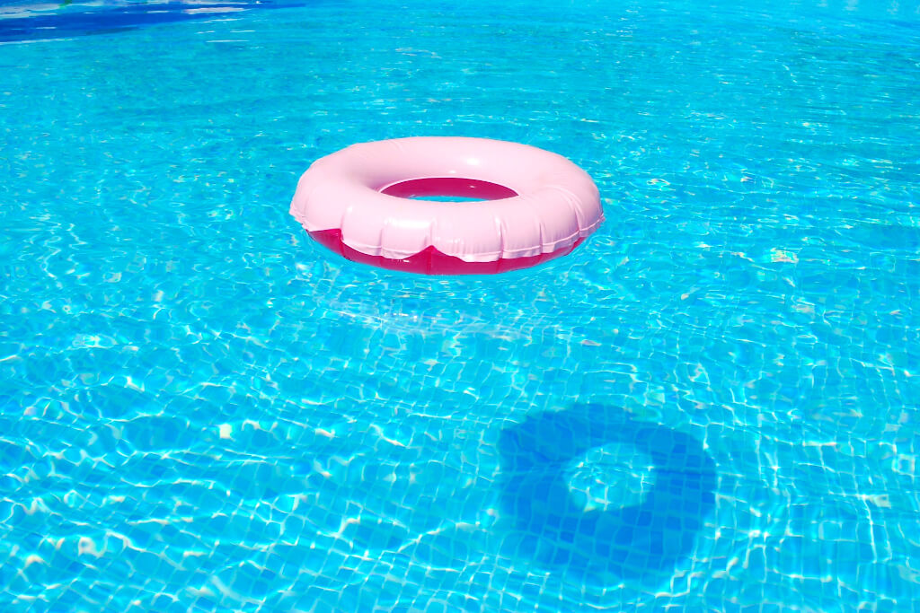Imagem de piscina e uma boia