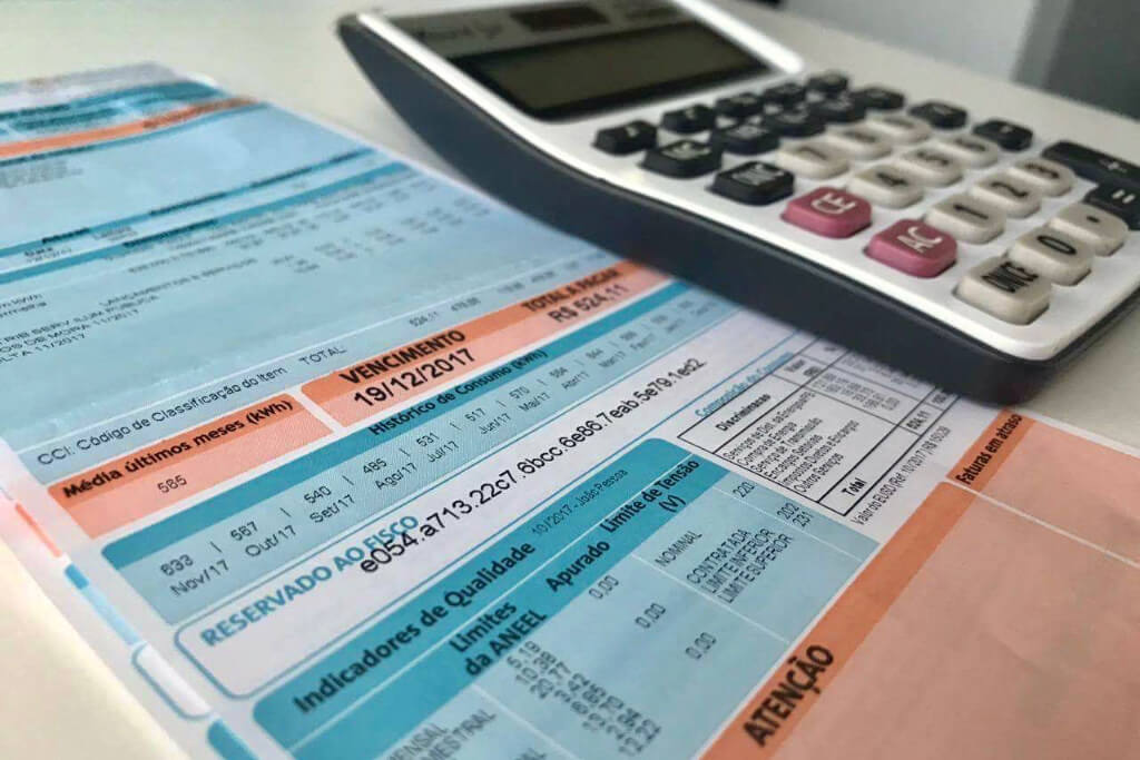 Boleto da conta de luz e uma calculadora