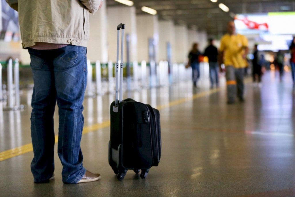 Passageiro com uma mala no aeroporto