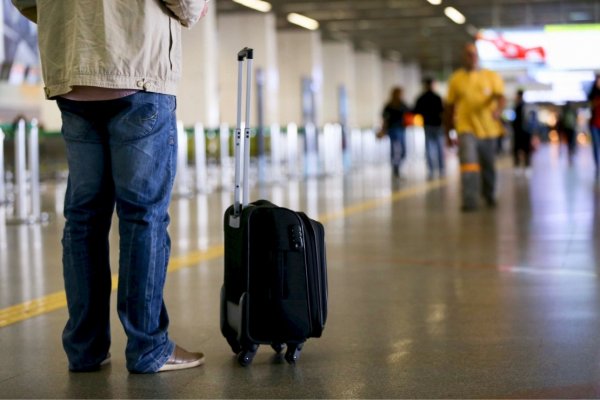 Passageiro com uma mala no aeroporto