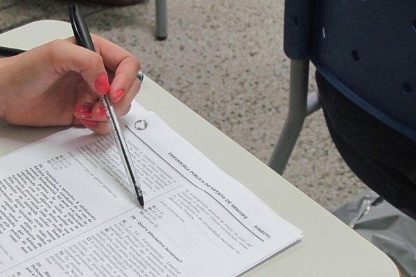 Participante de concurso respondendo prova
