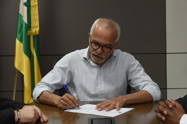 Edvaldo assinando documento