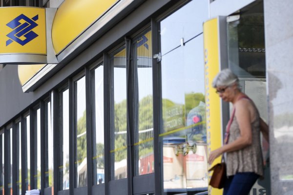 Uma senhora saindo da Agência do Banco do Brasil