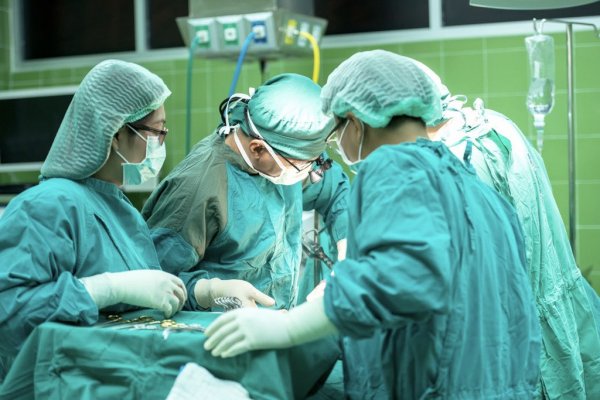 Paciente, cirurgião e enfermeiros em centro cirúrgico de um hospital