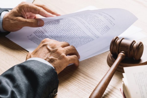 Juiz verificando documento de um processo