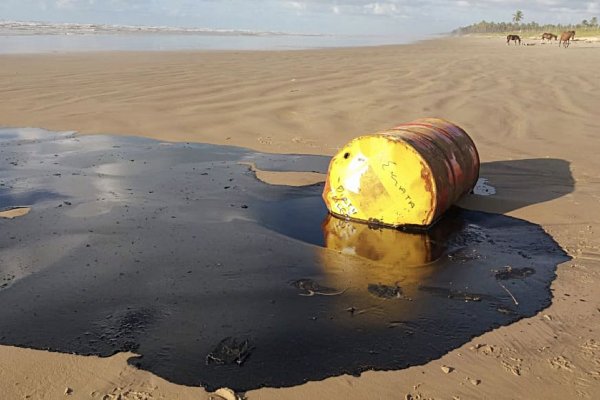 Barril de óleo em praia sergipana
