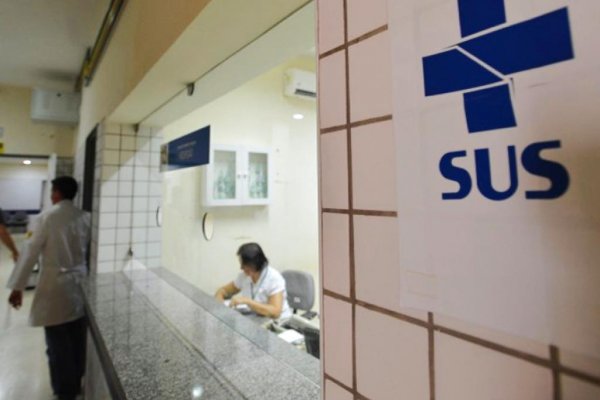 Recepção de hospital público com a marca do SUS em destaque