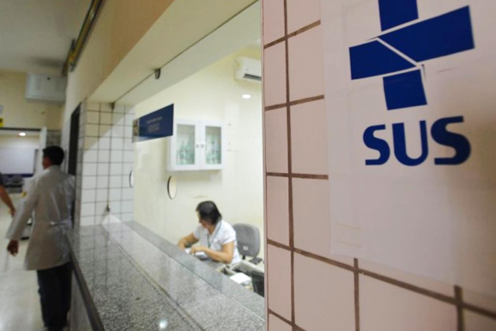 Recepção de hospital público com a marca do SUS em destaque