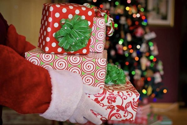 Papai Noel carregando Presentes de Natal