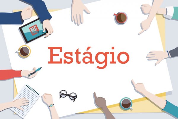Um grupo de pessoas sentadas ao redor de uma mesa com o nome 'estágio'