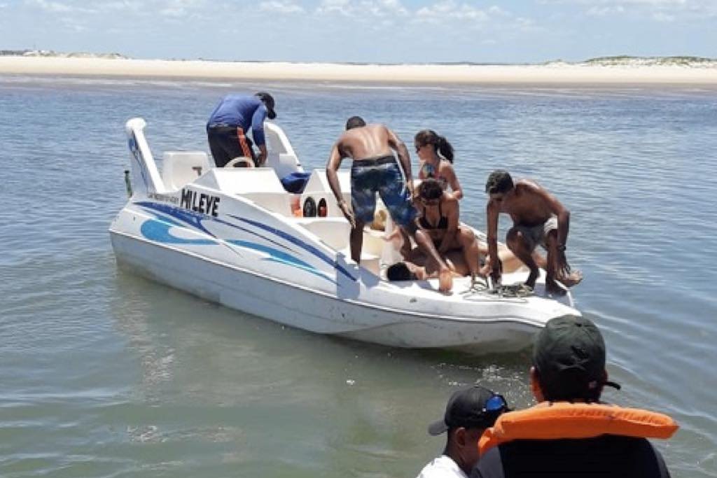 turista praia afogado