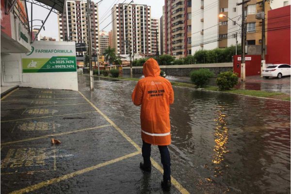 Agente da Defesa Civil de Aracaju monitorando chuvas na capital