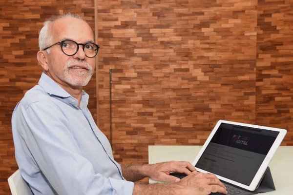 Ex-prefeito de Aracaju, Edvaldo Nogueira, usando um tablet