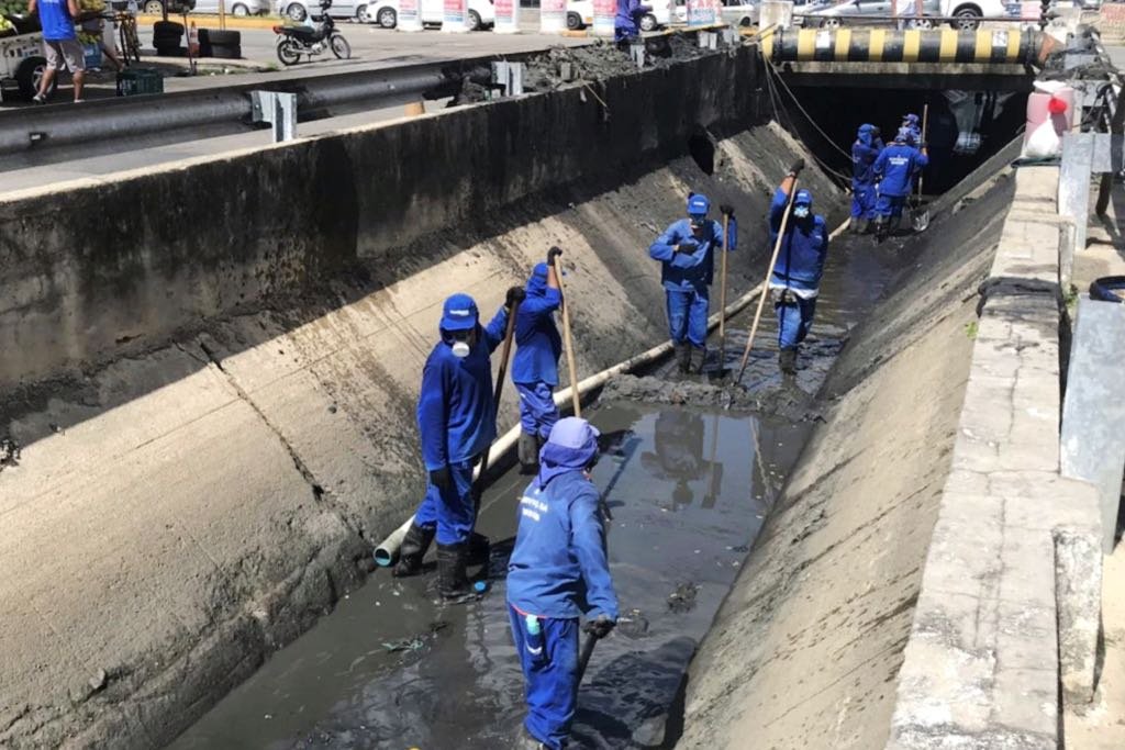 trabalhadores limpeza canal