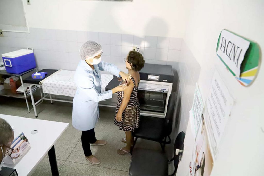 vacina saude enfermeira medica
