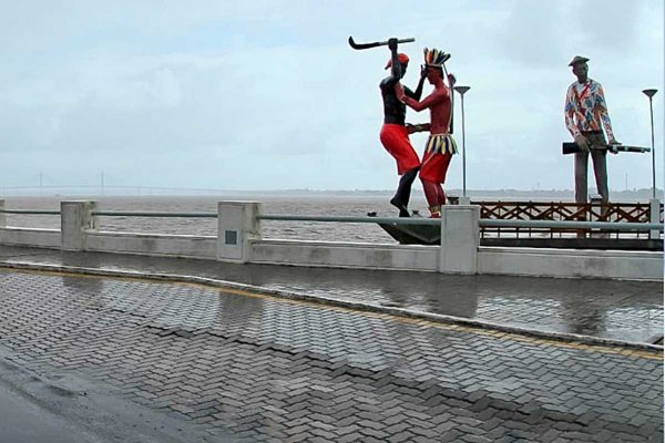 Esculturas de Tati Moreno que retratam personagens de manifestações folclóricas, em frente ao Museu da Gente Sergipana, em Aracaju