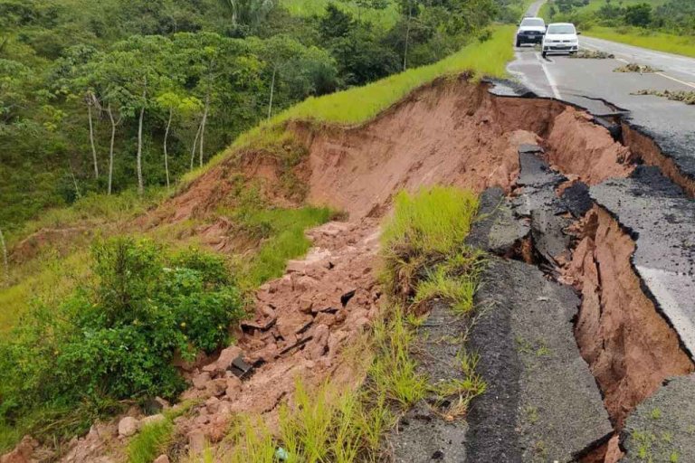 Chuvas provocam erosão de rodovia em Sergipe › NE Notícias Chuvas provocam erosão de rodovia em Sergipe › NE Notícias