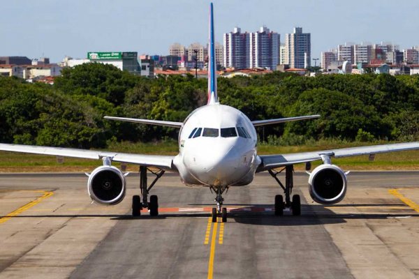 Avião taxiando no aeroporto de Aracaju