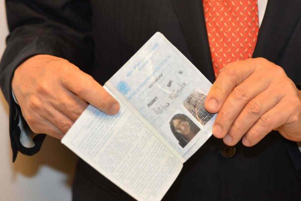 Homem segurando carteira de trabalho