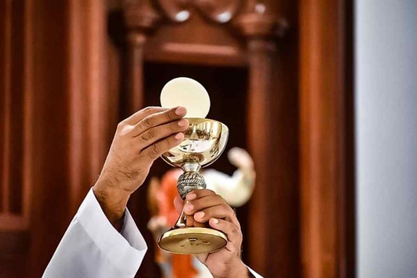 Padre celebra missa