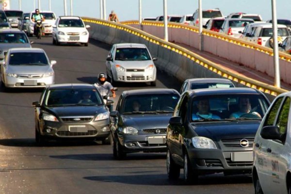 Veículos trafegando por vias de Aracaju