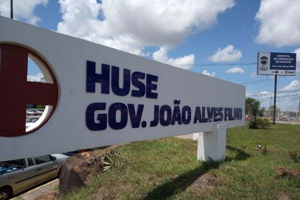 Placa de sinalização do Hospital de Urgências de Sergipe (Huse), em Aracaju