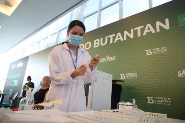 Enfermeira manipulando vacina da Butantan