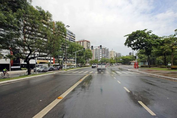 Avenida Beira-Mar, em Aracaju, sob chuva