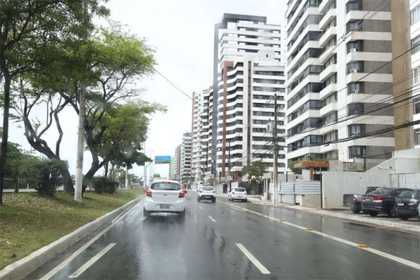 Avenida Beira Mar em Aracaju sob chuva