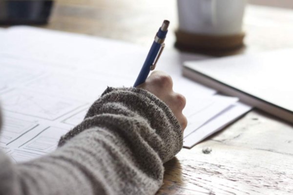 estudante estuda lapis papel