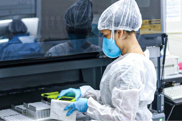 Profissional da Saúde em laboratório da Lacen em Sergipe