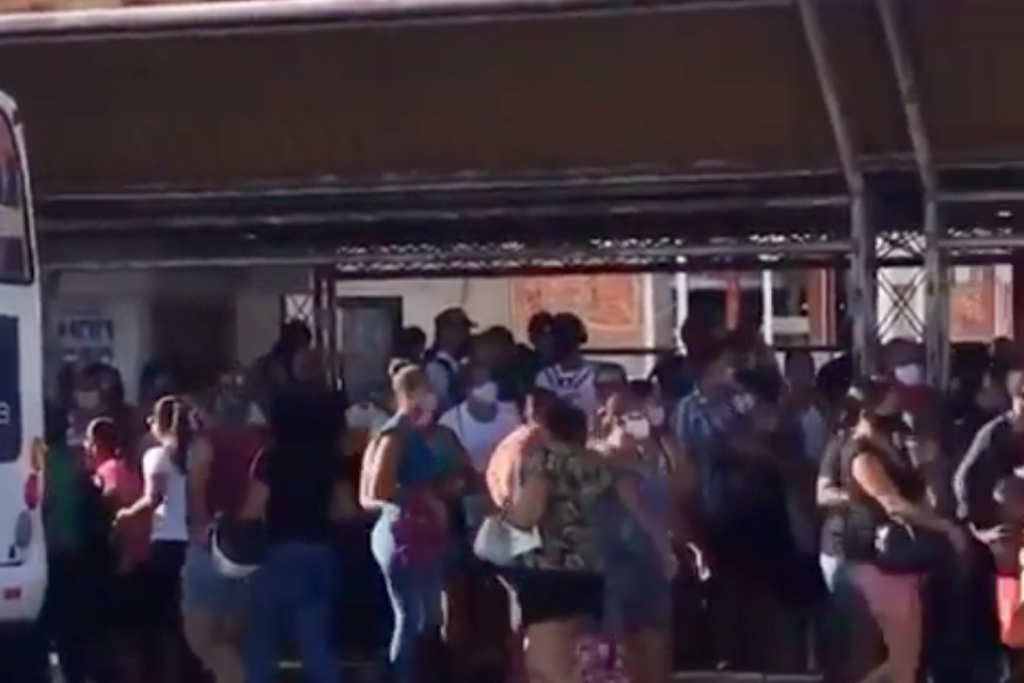 aglomeracao ponto onibus terminal passageiros