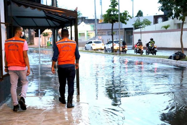 Defesa Civil monitora alagamentos causados pela maré alta em Aracaju