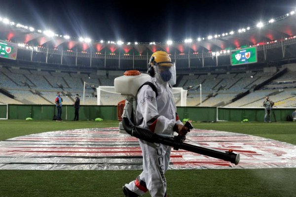 funcionario desinfecta maracana covid estadio futebol