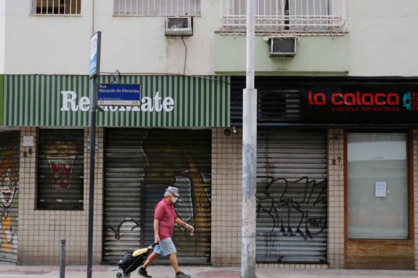 locomocao transeunte lockdown comercio homem mascara rio janeiro