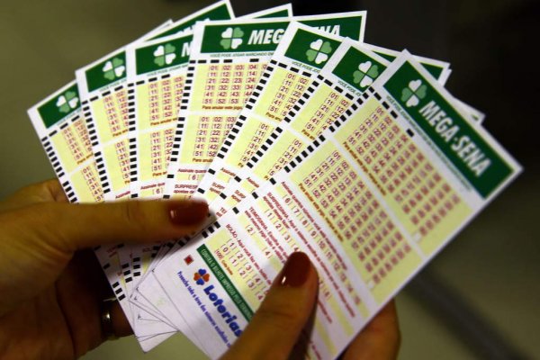 Cartelas da Mega-Sena nas mãos da apostadora